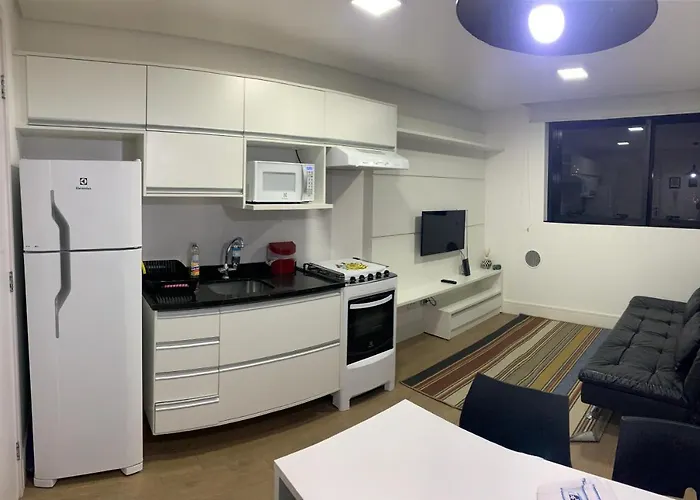 709- Apartamento Decorado Encantador, Mobiliado, Amplo, Cozinha Completa, Excelente Localizacao No Reboucas